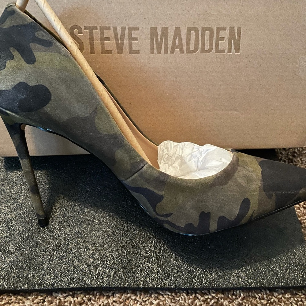 NIB STEVE MADDEN CAMOUFLAGE PUMPS